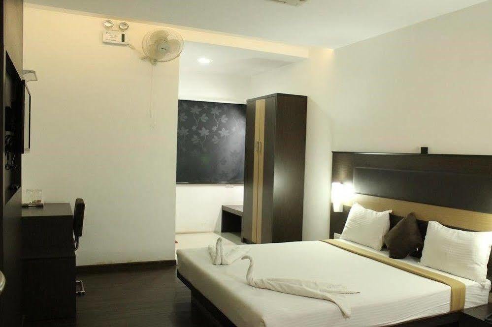 Hotel The Home Tiruppur Exteriör bild