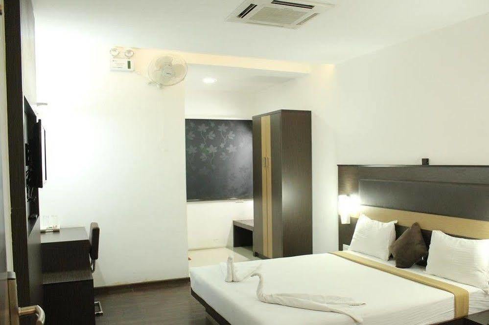 Hotel The Home Tiruppur Exteriör bild